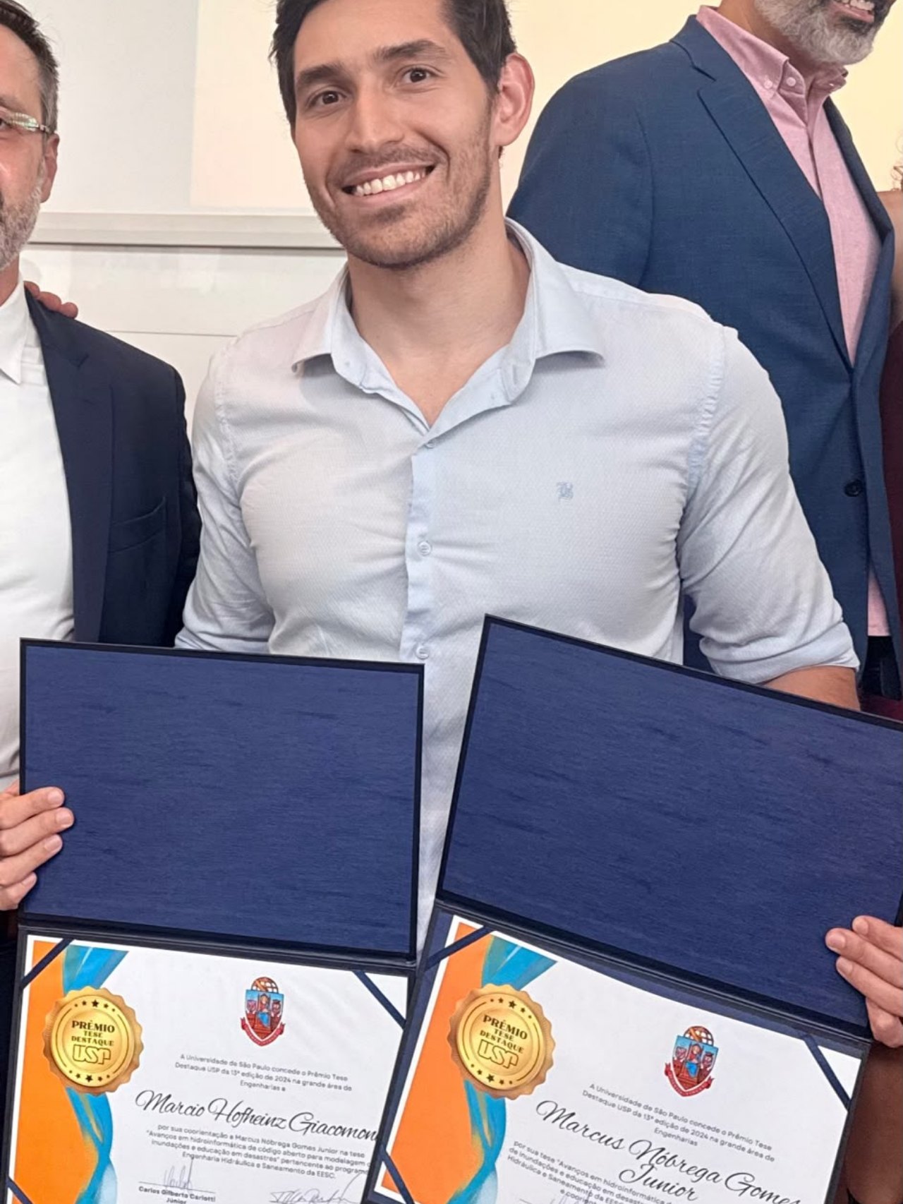 Marcus Nóbrega Gomes Jr. segurando o certificado do Prêmio Tese Destaque USP de 2024.